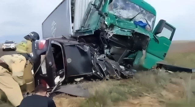 Шесть человек погибли в ДТП под Актобе. Трое из них дети